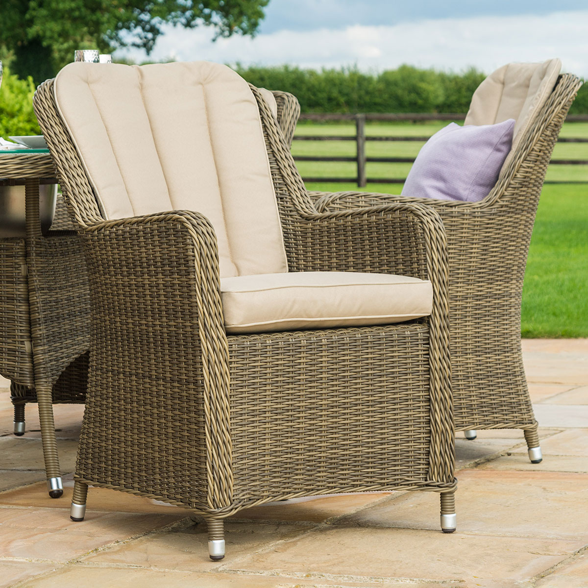What are the Benefits of Choosing Traditional Style Dining Set?